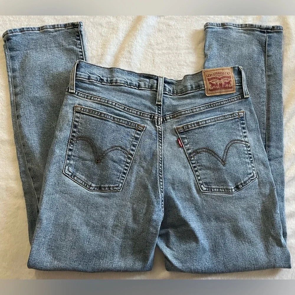 Levi’s wedgie straight crop women Sz 30 distressed highrise lightwash denim jean - Picture 10 of 11